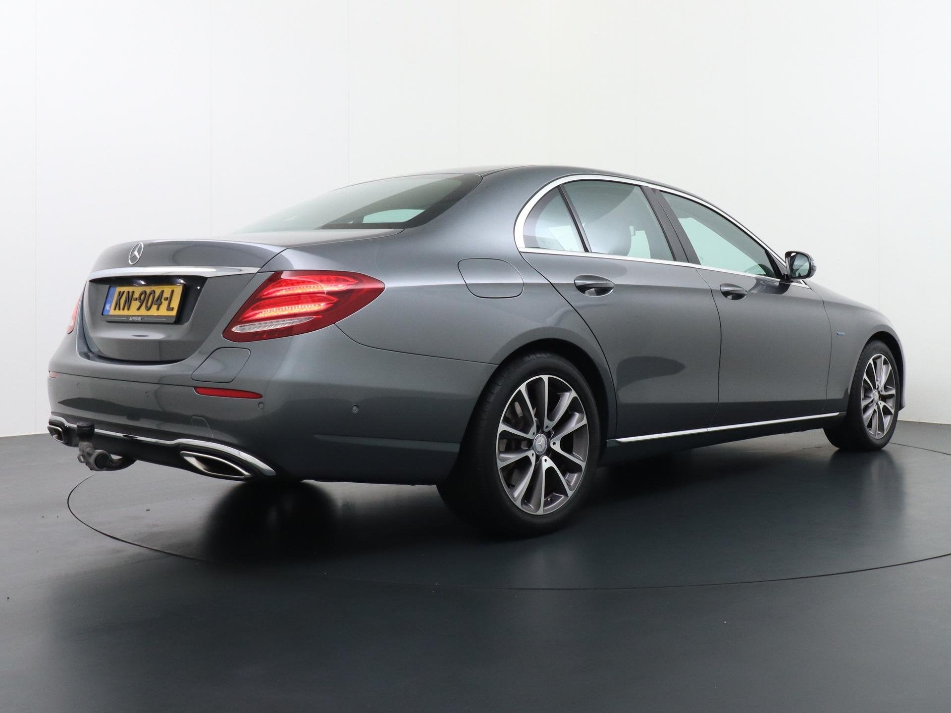 Mercedes-Benz E-klasse 350 e Avantgarde Trekhaak Widescreen, Auto's, Automaat, Achterwielaandrijving, Gebruikt, Leder en Stof