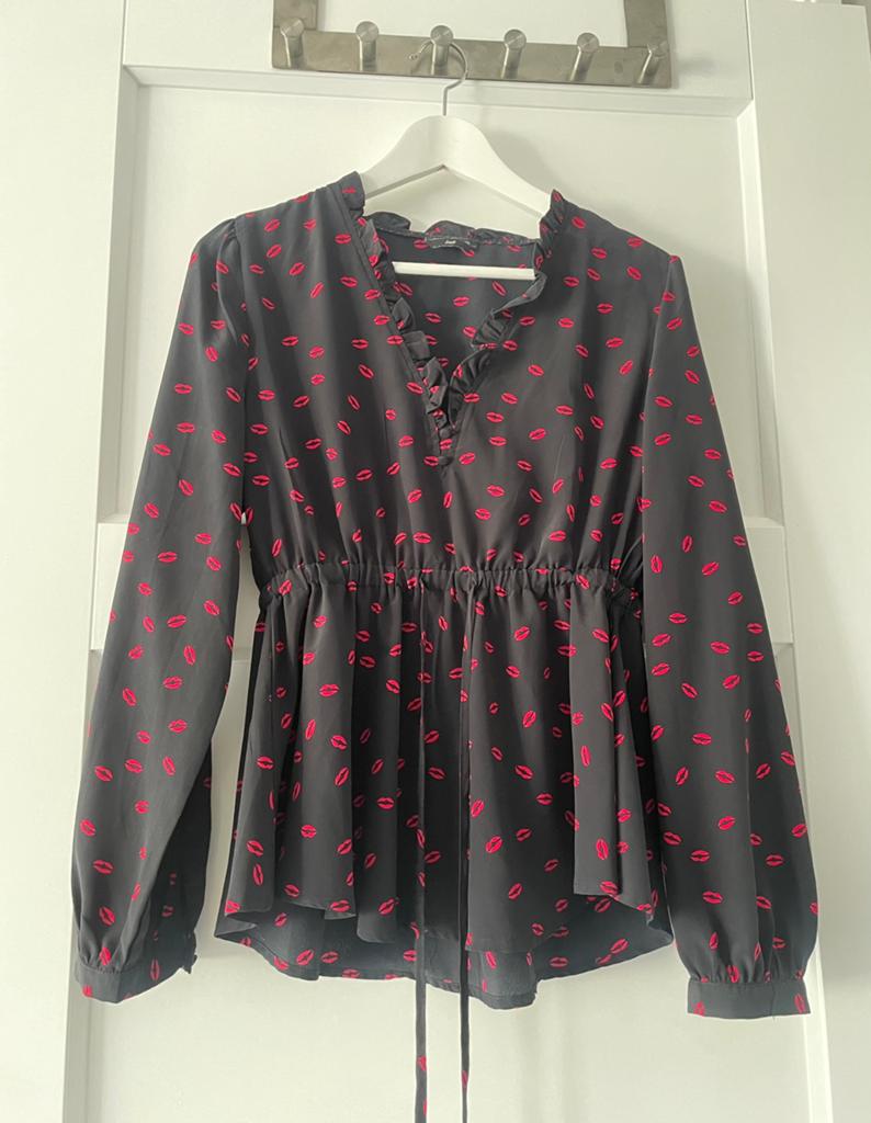 Zwarte blouse met rode lipjes  Maat S  Colourful Rebel, Ophalen of Verzenden, Zo goed als nieuw, Maat 36 (S), Zwart