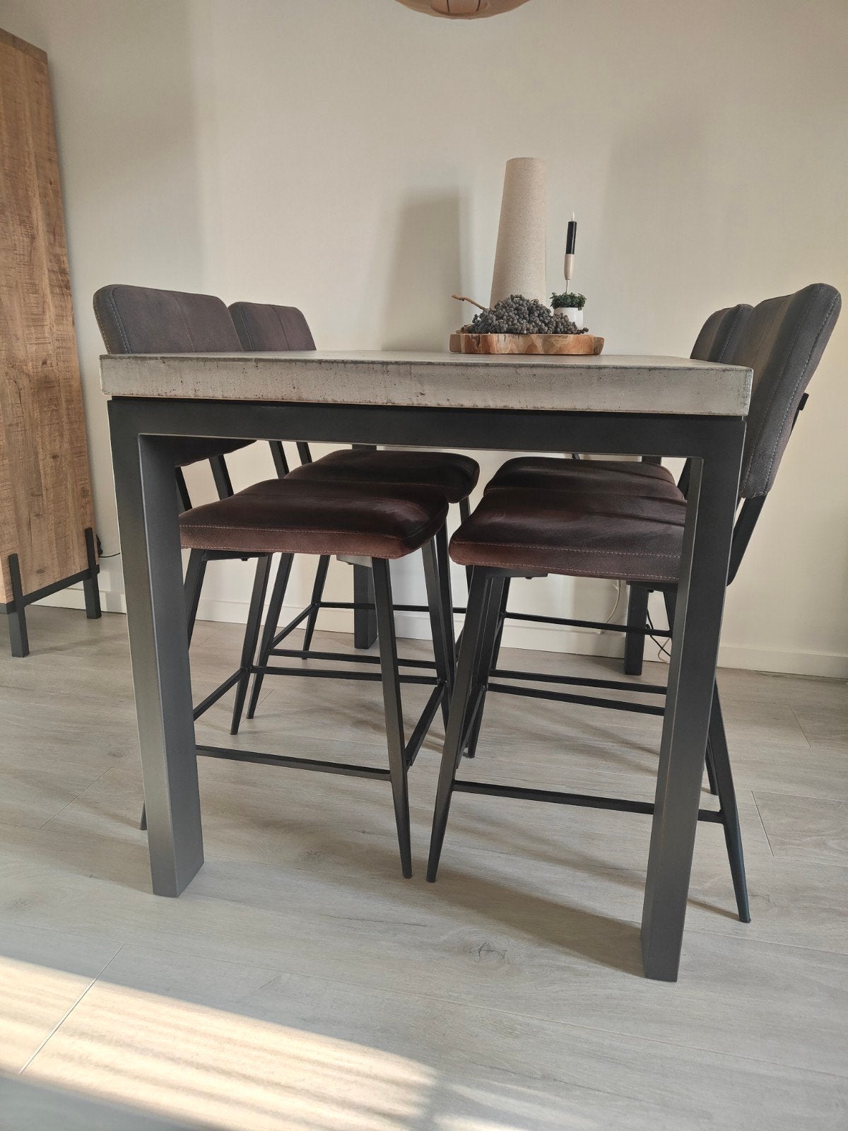 Betonnen bartafel met 4 barkrukken, Ophalen, Zo goed als nieuw