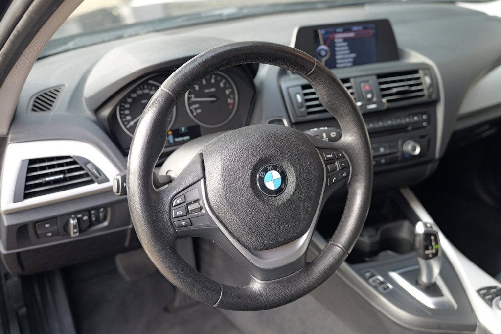 BMW 1-serie 116i Business AUT|Cruise C|LM velgen|Navi|Trekh, Auto's, BMW, Euro 5, Gebruikt, Zwart, 4 cilinders