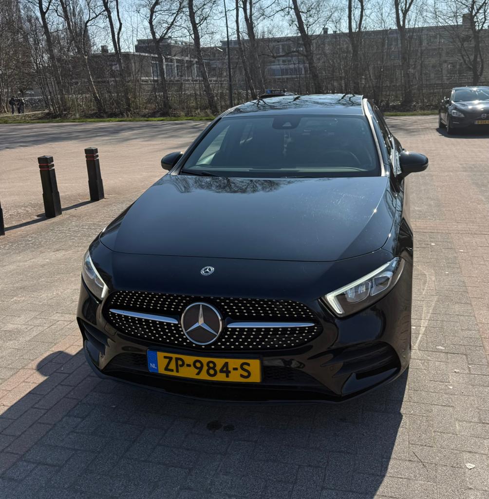 MERCEDES-BENZ A-KLASSE 180 Business Solution AMG Night Pano, 136 pk, 680 kg, 4 cilinders, Zwart