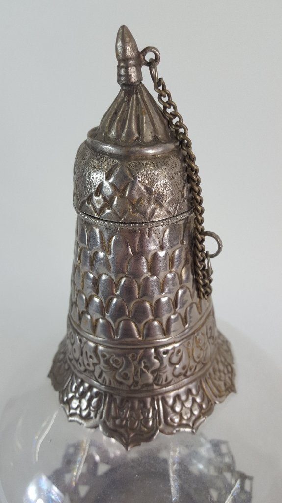 Antieke vintage glazen fles, metaal of tin beslag en dop. S5, Ophalen of Verzenden