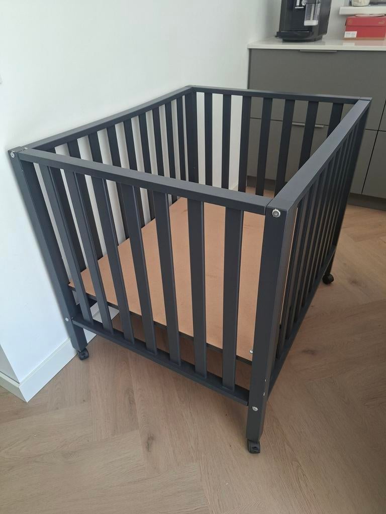 Box met wieltjes en verstelbare bodem, Kinderen en Baby's, Boxen, Ophalen, Gebruikt, Vierkant, In hoogte verstelbaar
