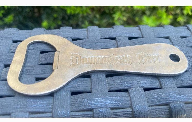 Flesopener van Dommelsch bier. Lengte 9,5 cm., Ophalen of Verzenden, Gebruikt, Gebruiksvoorwerp