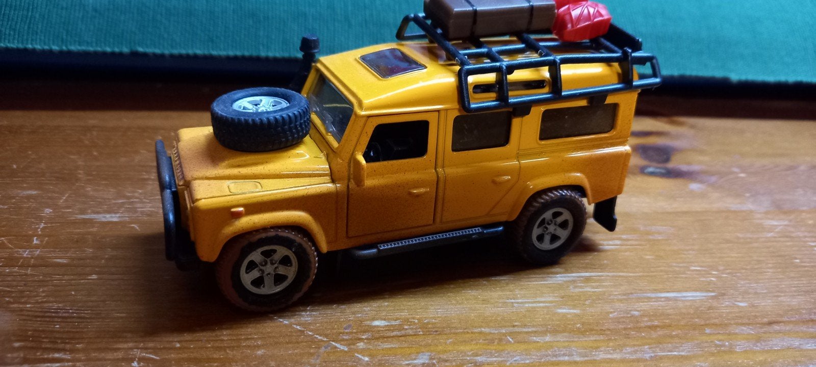 Land Rover Defender Speelgoedauto Geel met Dakrek, Ophalen of Verzenden, Zo goed als nieuw