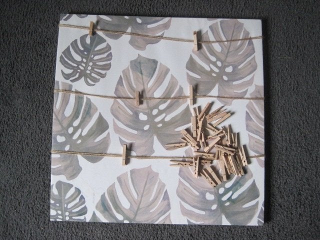 Kaarten/memobord. 50/50 cm. Als nieuw.Met houten knijpertjes, Ophalen of Verzenden, Zo goed als nieuw, Overige typen
