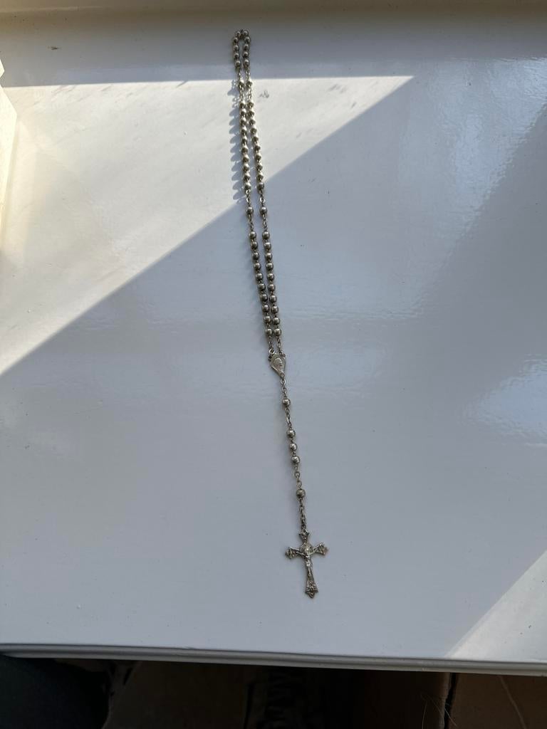 Zilverkleurige ketting met kruisje, Sieraden, Tassen en Uiterlijk, Kettingen, Ophalen, Gebruikt, Zilver, Overige materialen