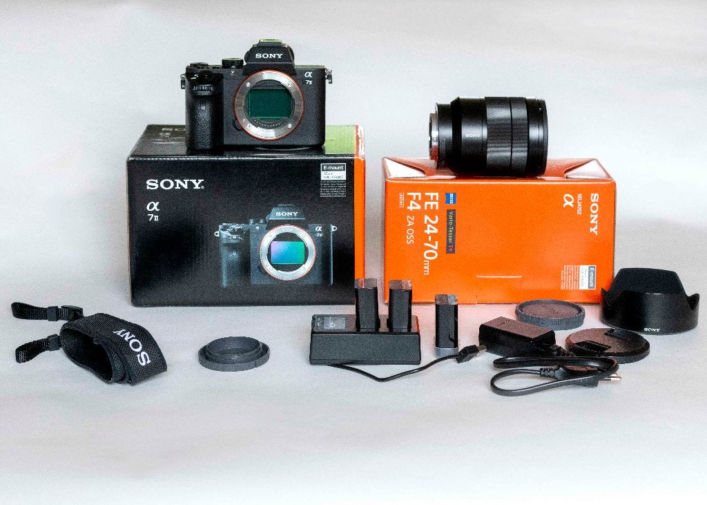 Foto 2 van Sony A7 II + Zeiss 24-70mm F4 + Battery Kit | ALS NIEUW