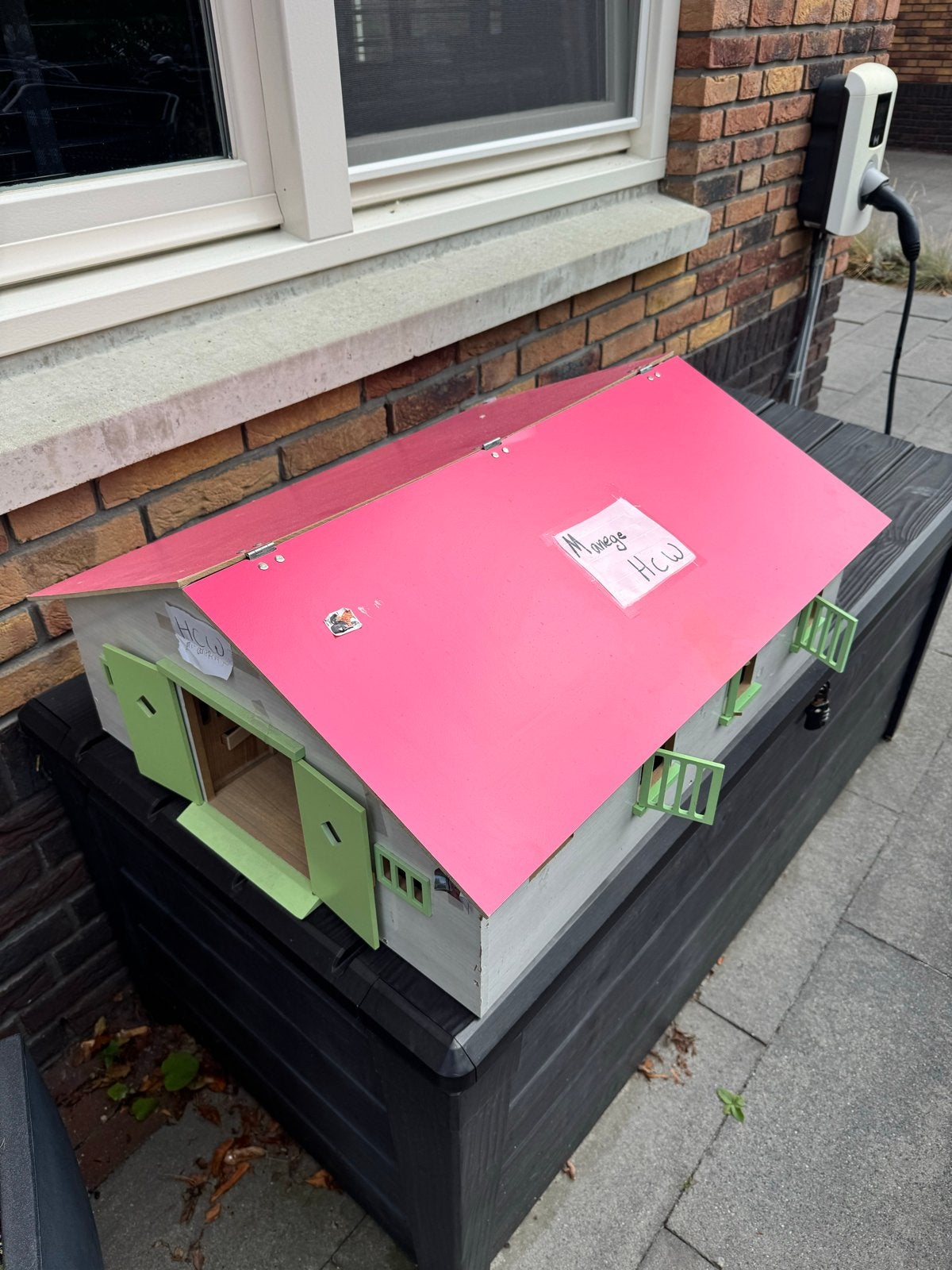 Grote houten paardenstal met roze dak, Ophalen, Gebruikt, Jongen of Meisje