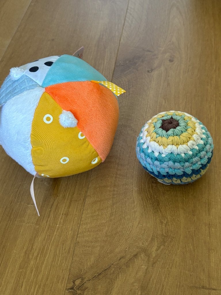 Twee zachte ballen met belletje, Ophalen, Zo goed als nieuw, Rammelaar