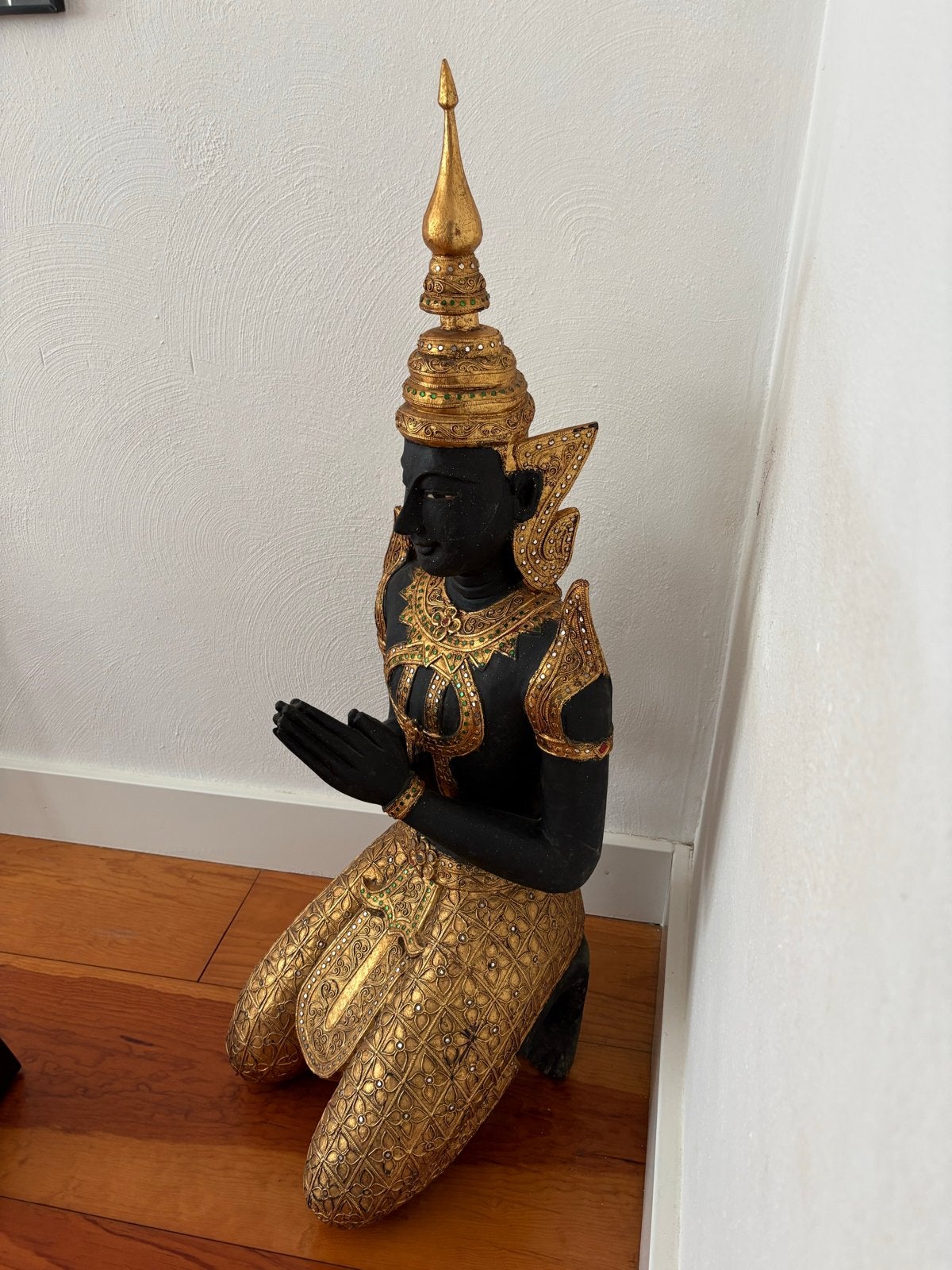Prachtige Boeddha van hardhout - Zwart met goud, Antiek en Kunst, Kunst | Beelden en Houtsnijwerken, Ophalen, 50 - 100 cm, Handgemaakt