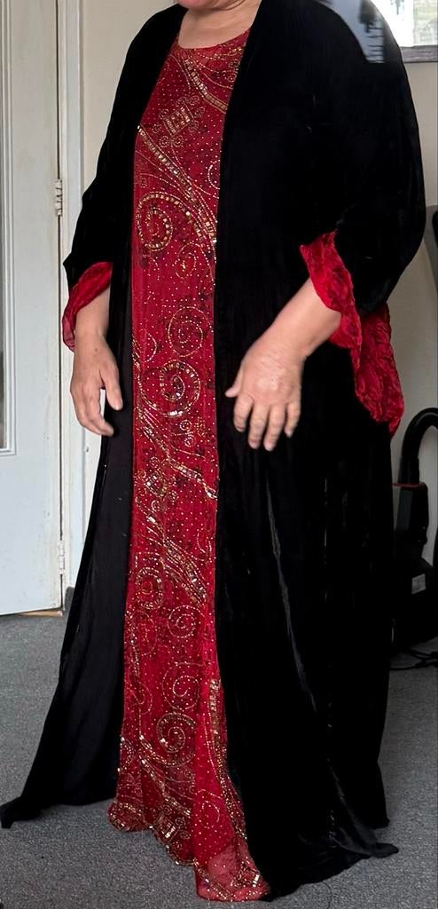 Rode jurk met zwarte overjas, Maat 46/48 (XL) of groter, Ophalen of Verzenden, Gedragen, Rood