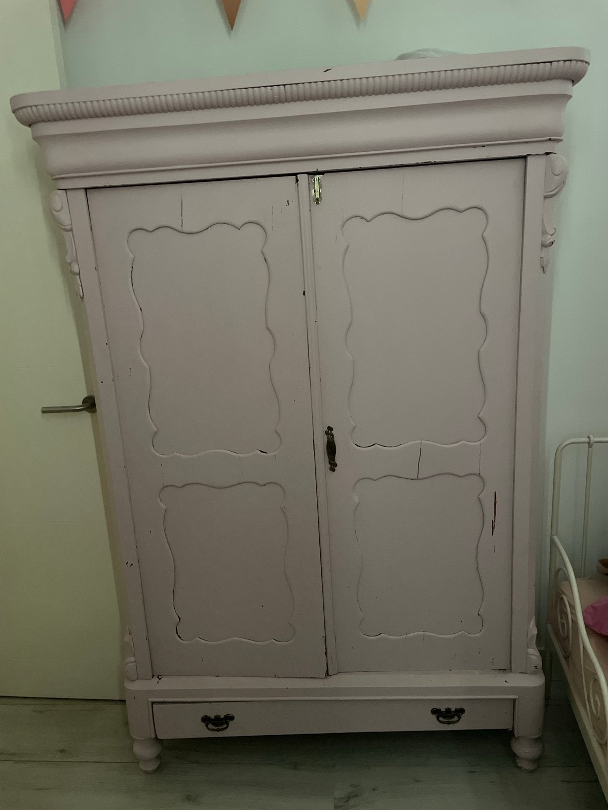 Antieke Meidenkast - Charmant Roze Houten Kast, Antiek en Kunst, Antiek | Meubels | Kasten, Ophalen of Verzenden