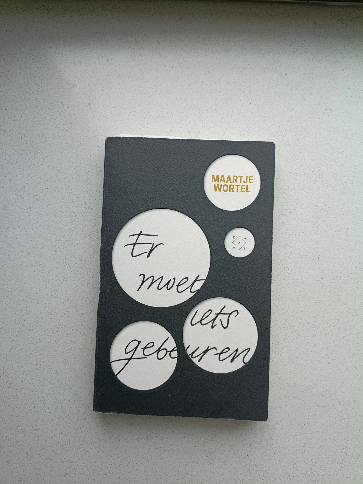 Er Moet Iets Gebeuren - Maartje Wortel, Boeken, Ophalen of Verzenden, Gelezen