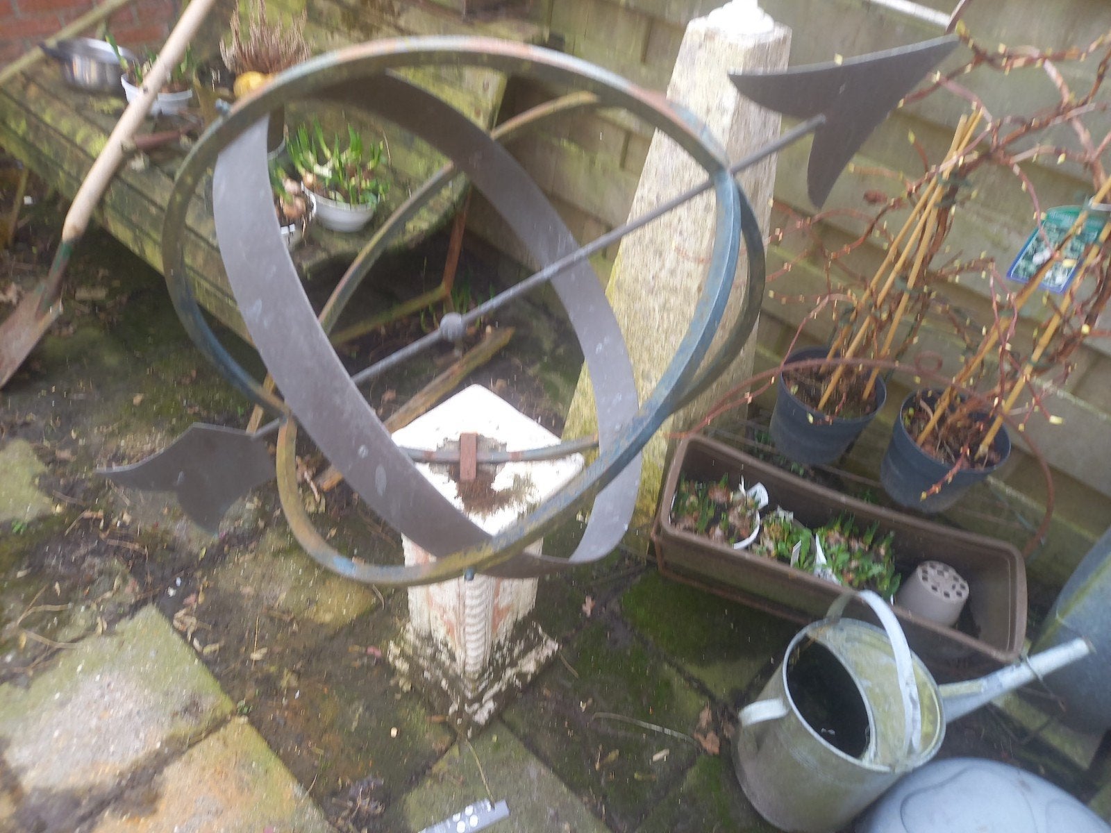 Decoratieve metalen bol met pijl - Tuindecoratie, Ophalen of Verzenden, Gebruikt