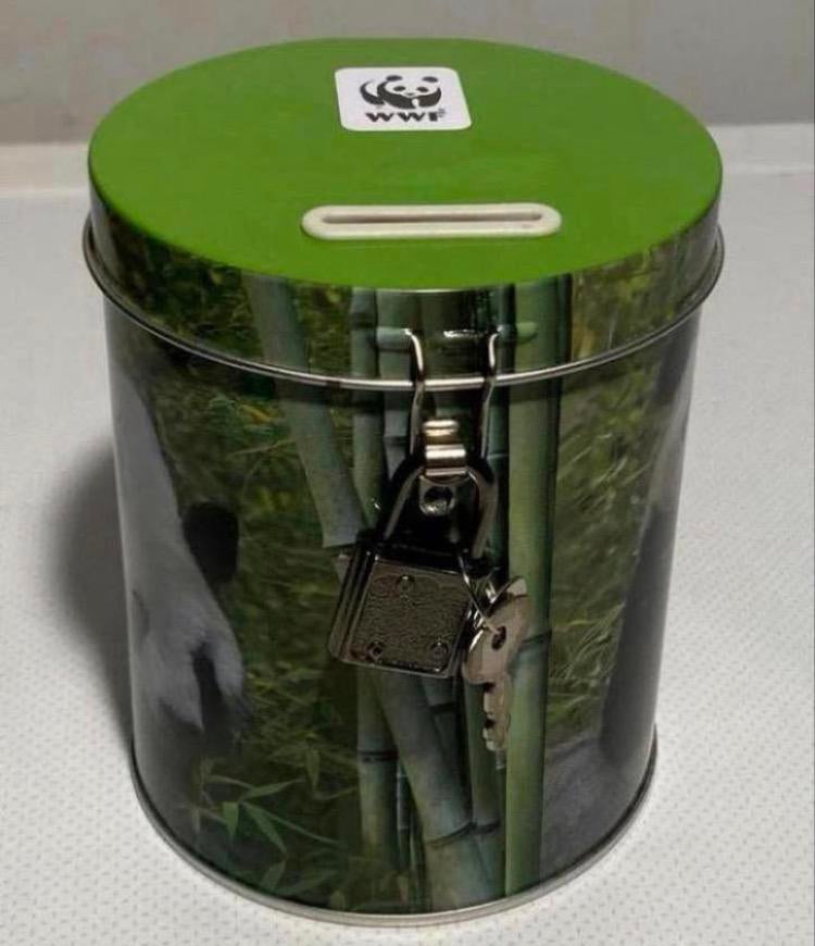 Spaarpot van WWF met afbeelding van Pandabeer. Hoogte 11 cm., Verzamelen, Spaarpotten, Ophalen of Verzenden, Zo goed als nieuw