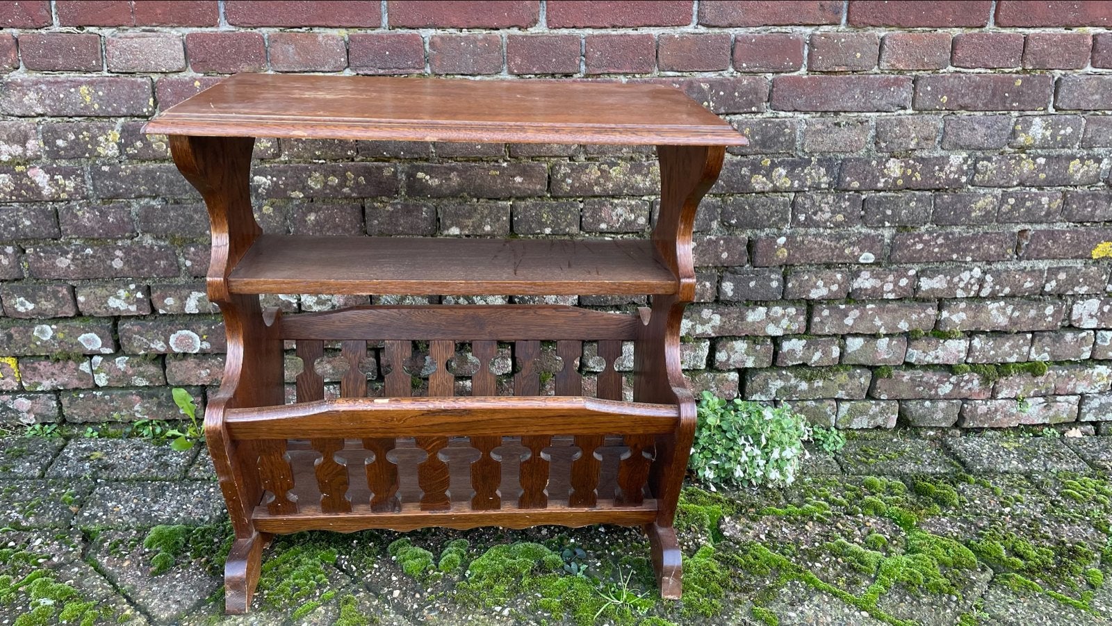 Eikenhouten krantenbak met bovenblad - bijzettafel, Huis en Inrichting, Woonaccessoires | Krantenbakken en Lectuurbakken, Bijzettafel met lectuurbak