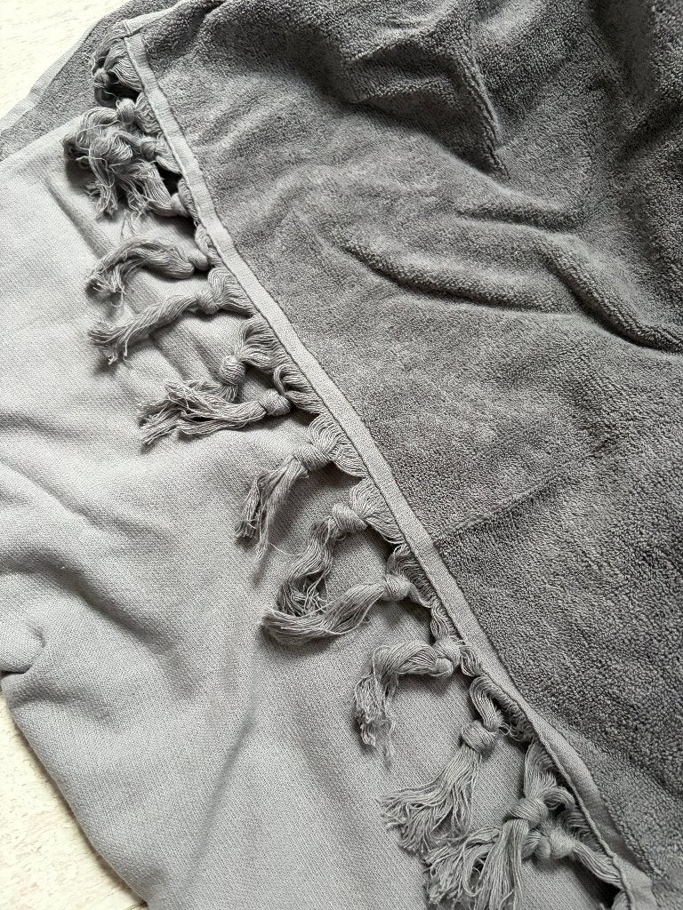 Heerlijke, zachte grijze handdoek- Beautiful grey towel, Ophalen of Verzenden, Nieuw