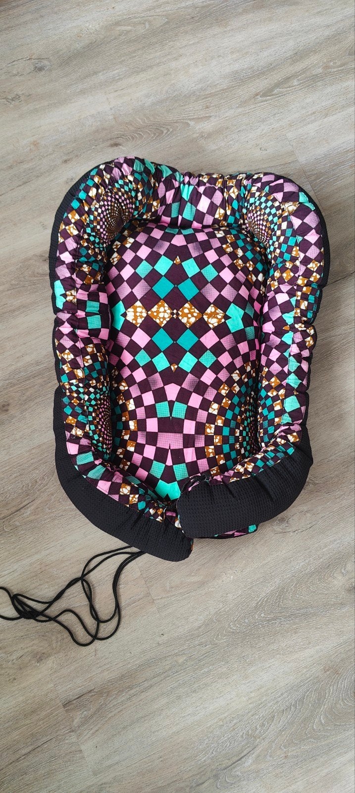 Comfortabel babykribje met kleurrijk design, Kinderen en Baby's, Babywiegjes en Ledikanten, Ophalen of Verzenden, Zo goed als nieuw