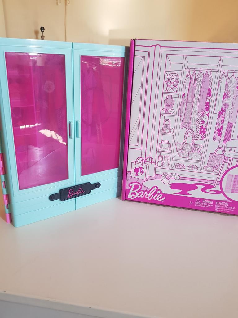 Mooie nieuwe barbie kleding kast in originele box., Ophalen of Verzenden, Zo goed als nieuw, Toebehoren
