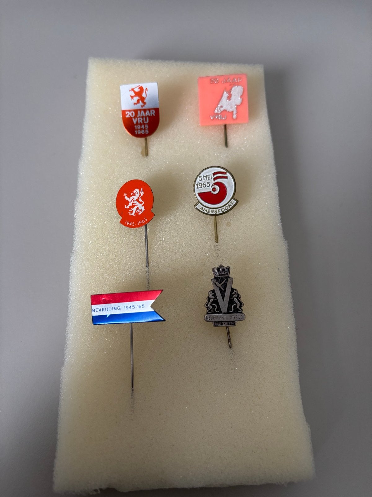 Setje bevrijdingsspeldjes mei 1945 - mei 1965, Ophalen of Verzenden, Overige soorten, Nederland, Embleem of Badge