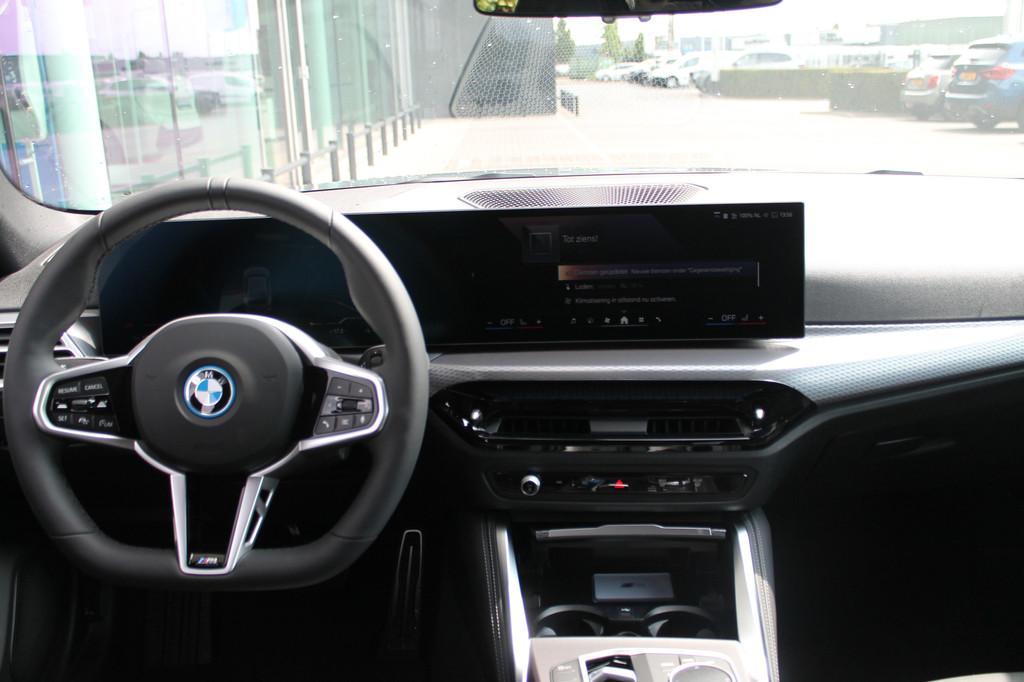 BMW i4 eDrive35 Gran Coupé M Sport / Achteruitrijcamera / A, Auto's, BMW, Achterwielaandrijving, Gebruikt, Zwart, Met garantie (alle)