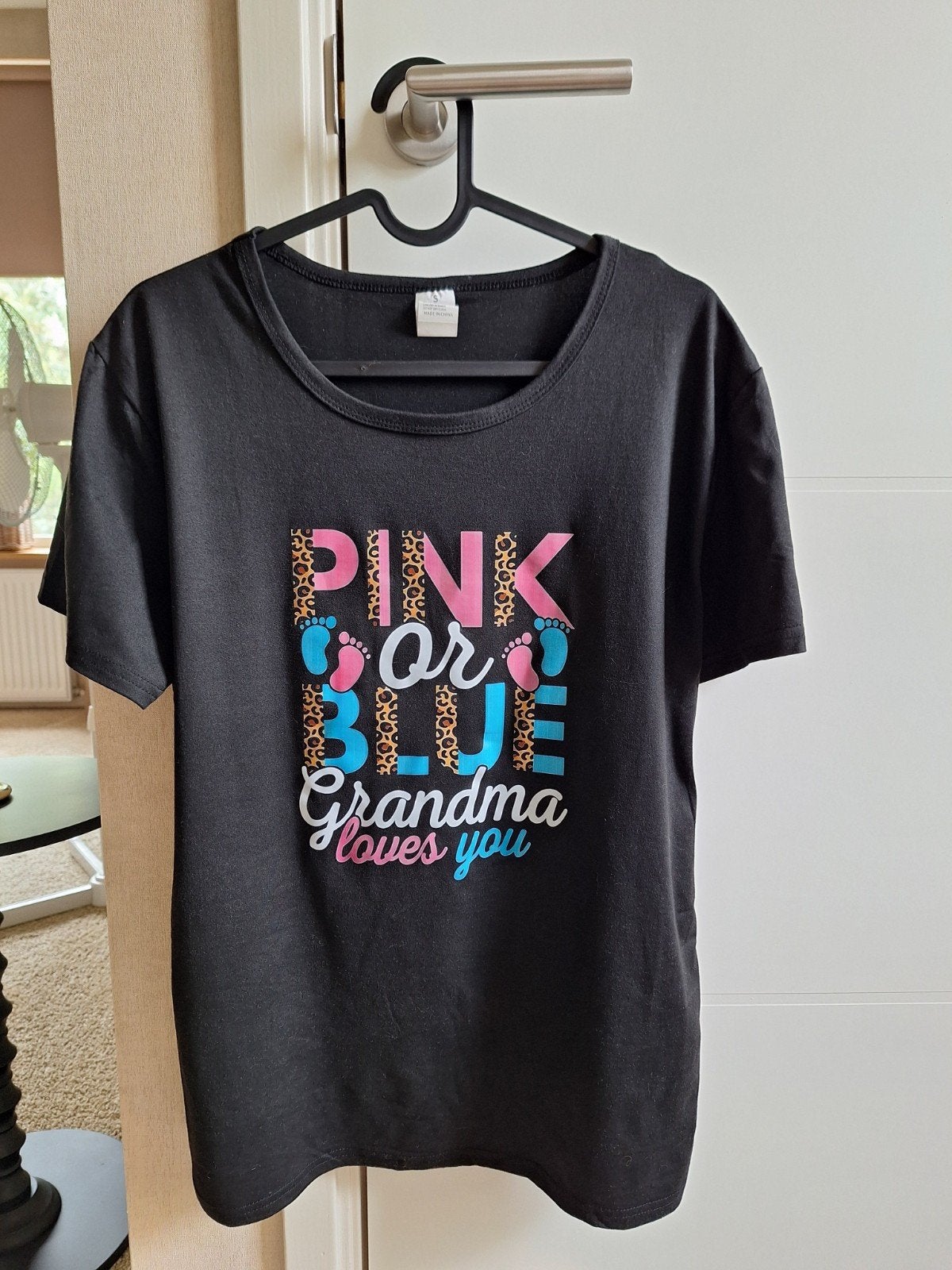 Zwart T-shirt 'Pink or Blue Grandma Loves You' maat S, Zwart, Ophalen of Verzenden, Korte mouw, Maat 36 (S)