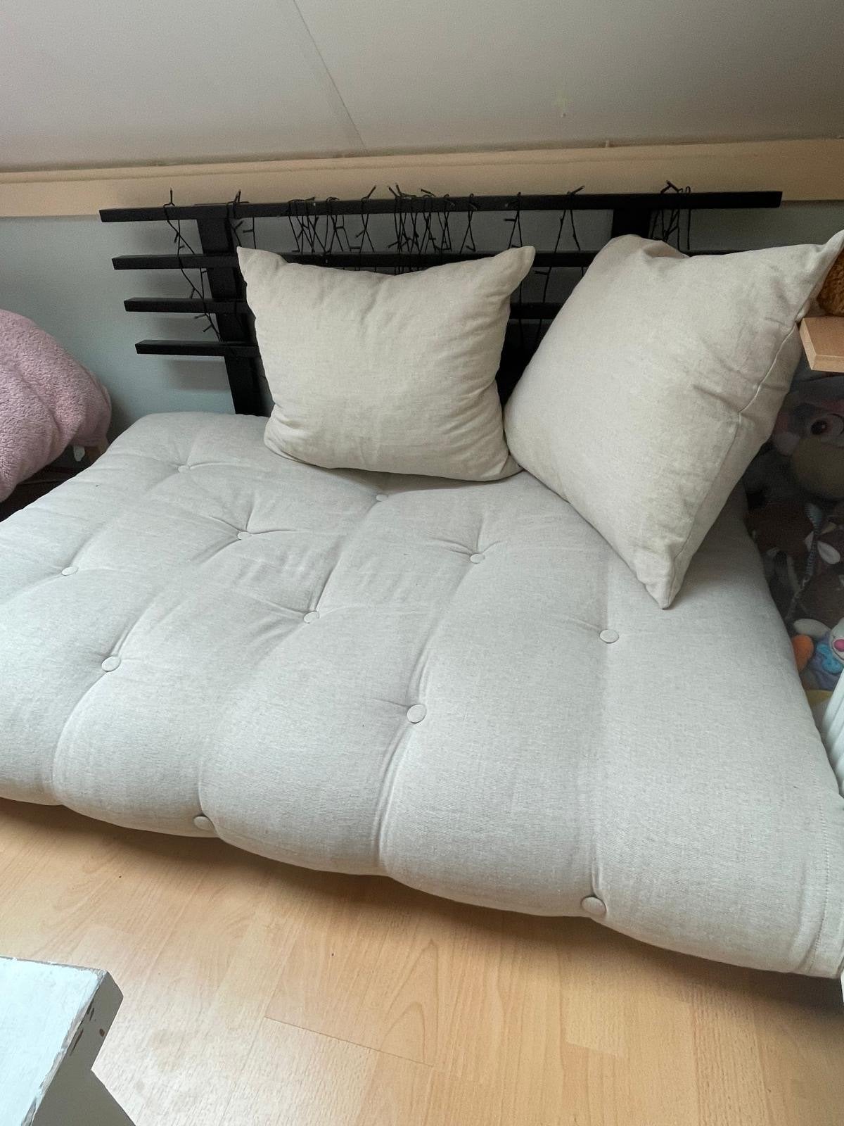 Karup Design slaapbank/futonbed met rugleuning (waterschade), Huis en Inrichting, Ophalen, Gebruikt, Eenpersoons, Beige