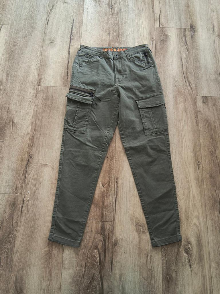 Prachtige groene cargo pants van Jack & Jones, 28-32. Broek., Maat 48/50 (M), Onb, Ophalen of Verzenden, Onb