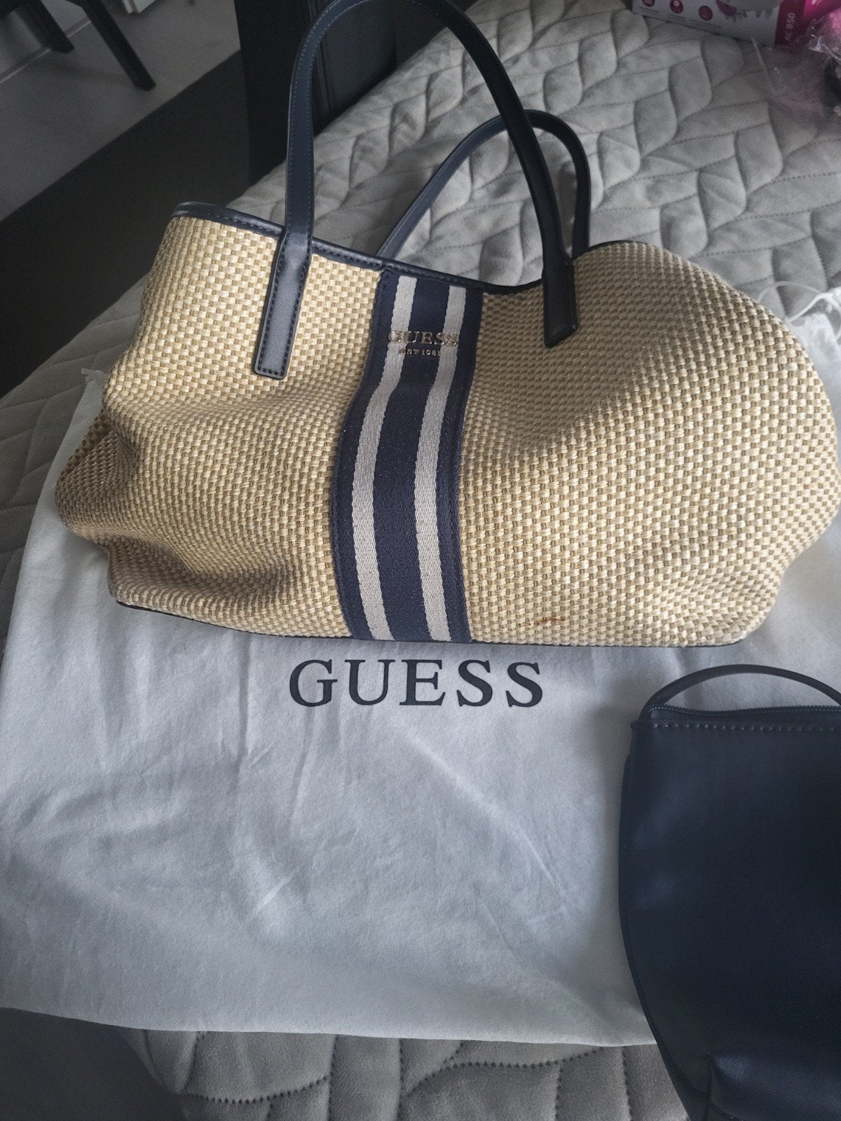 Guess Stro Tas met Donkerblauwe Details en Clutch, Ophalen of Verzenden, Gebruikt, Beige, Shopper