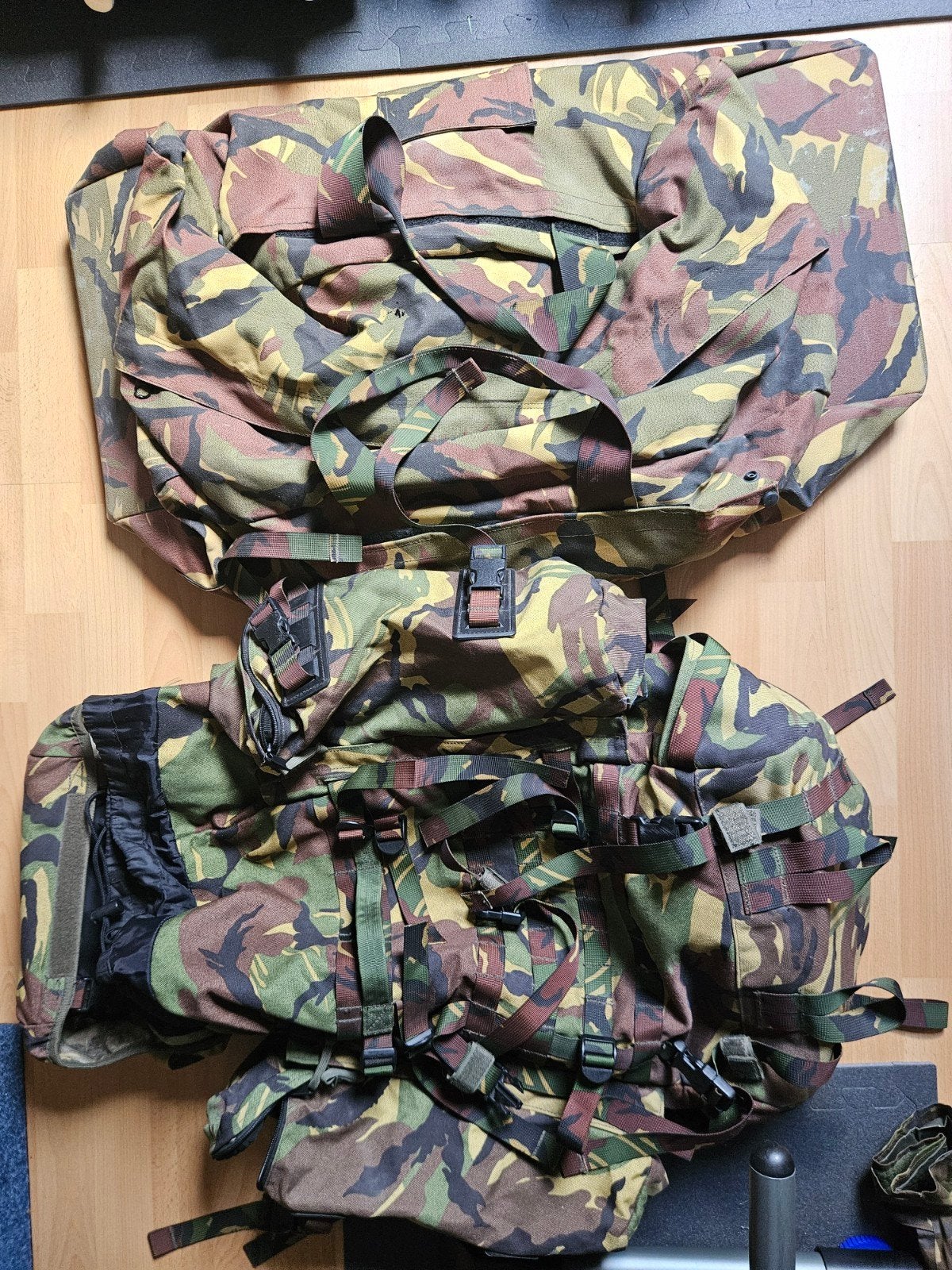 Diverse militaire rugzak / reistas 80L, woodland en camelba, Verzamelen, Militaria | Algemeen, Ophalen, Landmacht, Nederland