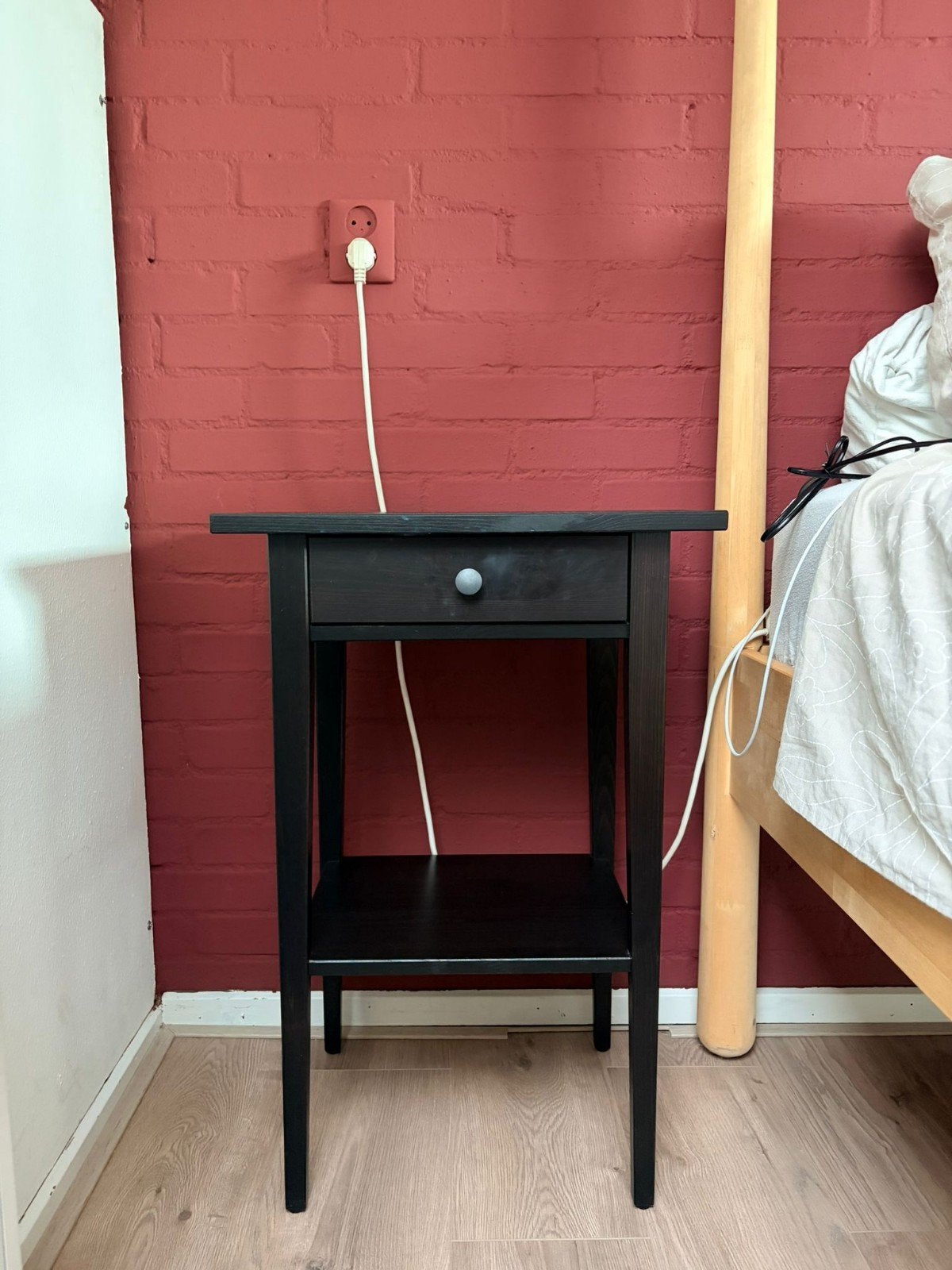 Zwart nachtkastje met lade en plank - 70x46x35 cm, Huis en Inrichting, Slaapkamer | Nachtkastjes, Ophalen, Zo goed als nieuw, 45 tot 65 cm