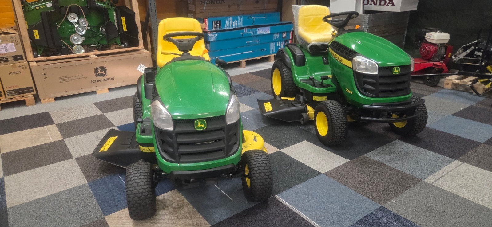 Gebruikte John Deere Zitmaaiers X126 en/of X166, Tuin en Terras, John Deere, Elektrische starter, Info@johndeere.com, Ophalen of Verzenden