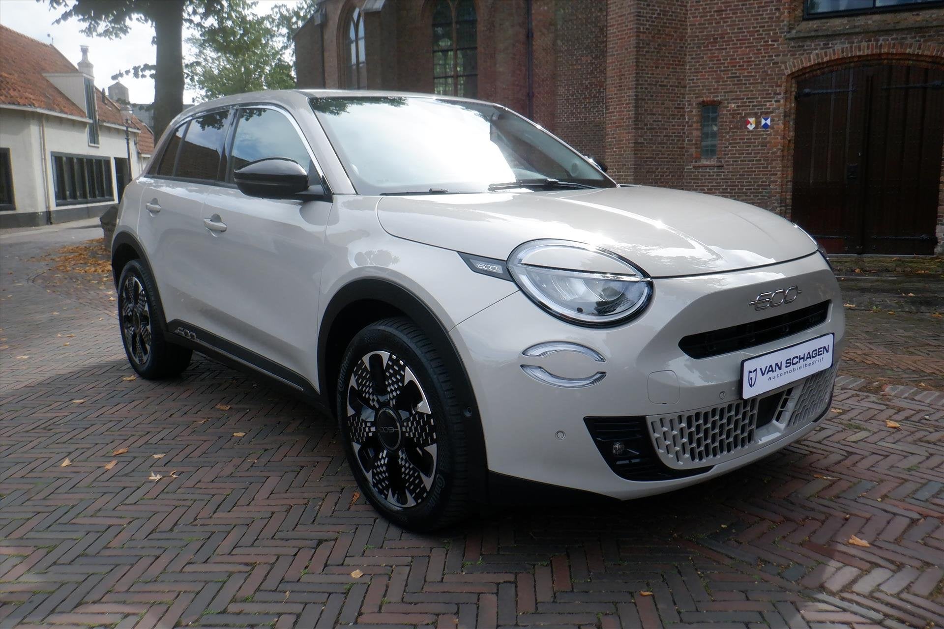 Fiat 600 E 54kWh 156pk Aut La Prima (SOH 94.4 %), Gebruikt, Leder, 84 pk, LED verlichting