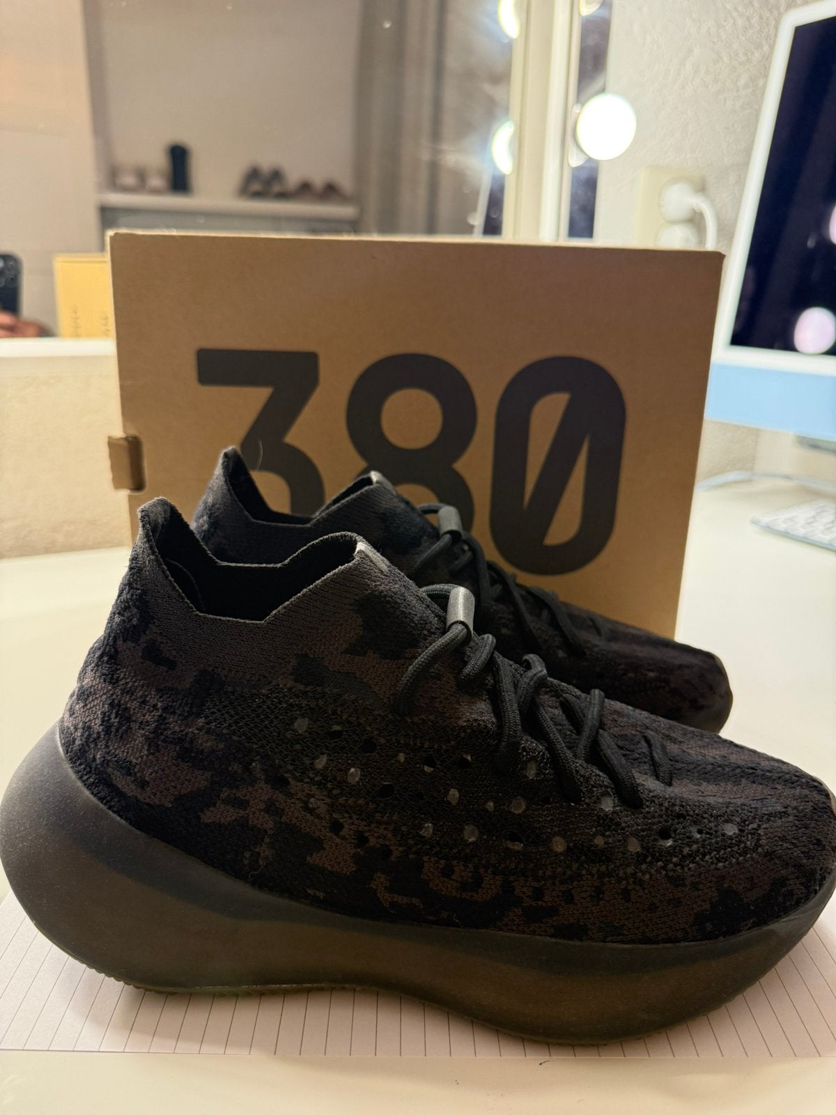Yeezy Boost 380, Ophalen of Verzenden, Zo goed als nieuw