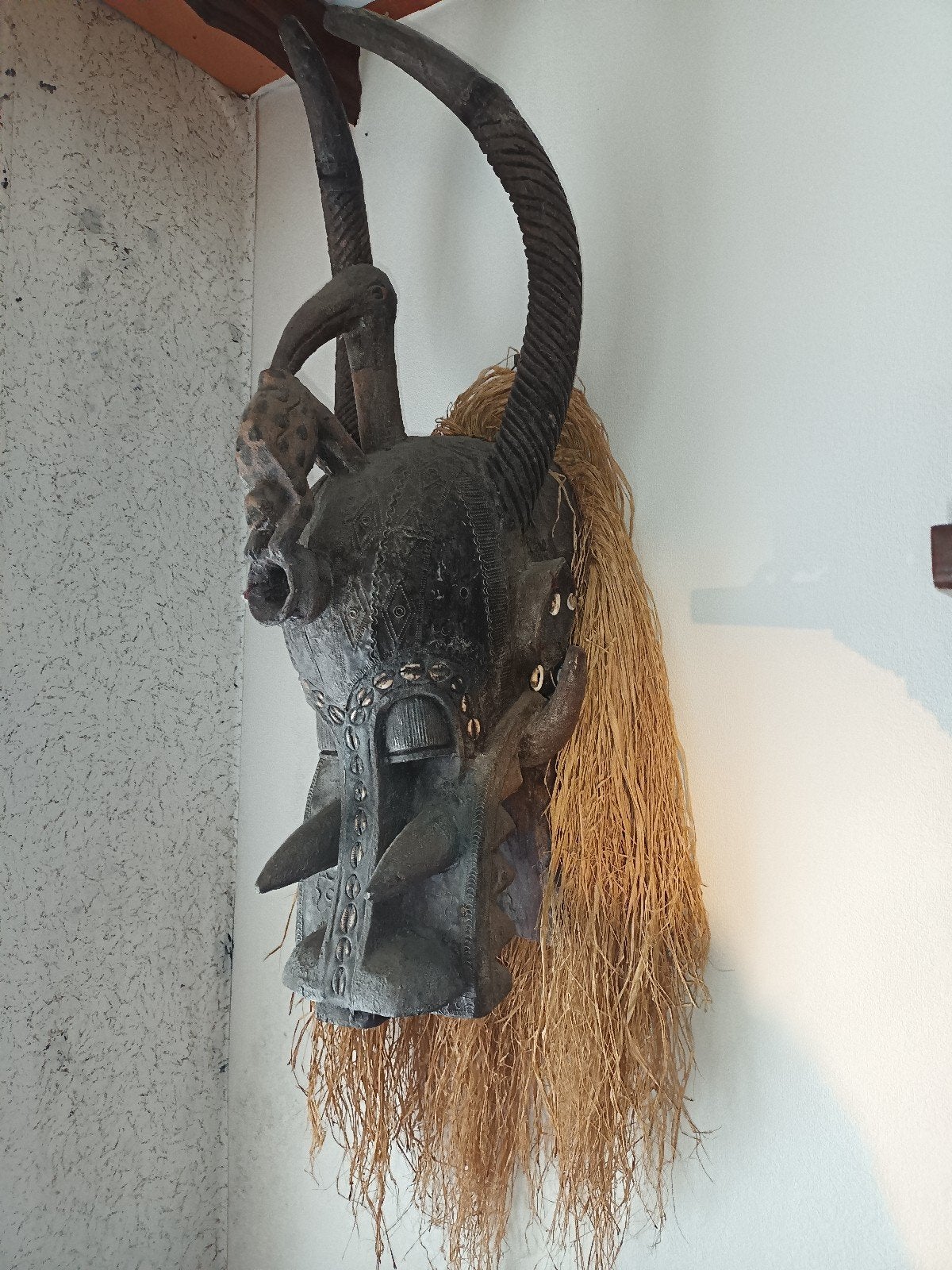 Afrikaans masker met hoorns en schelpen, Hout, Gesneden, Bruin, Afrika