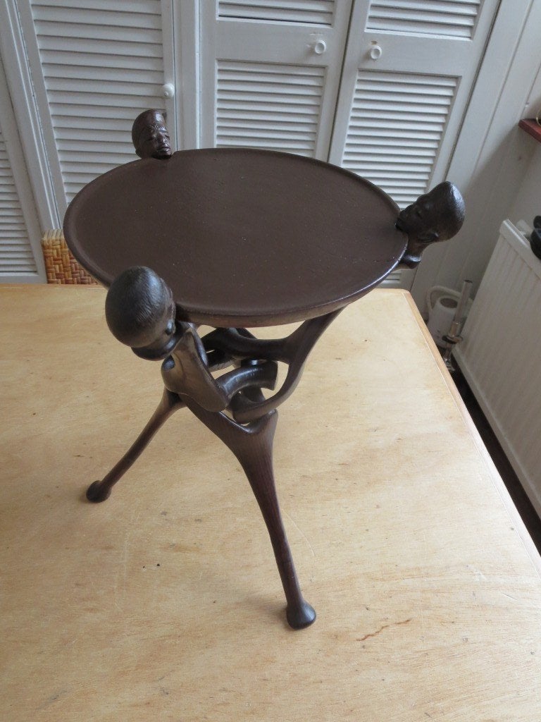 Afrikaans gesneden houten bijzettafeltje op 3-poot, Groep mensen, Ophalen of Verzenden, Handgemaakt, 20 - 50 cm