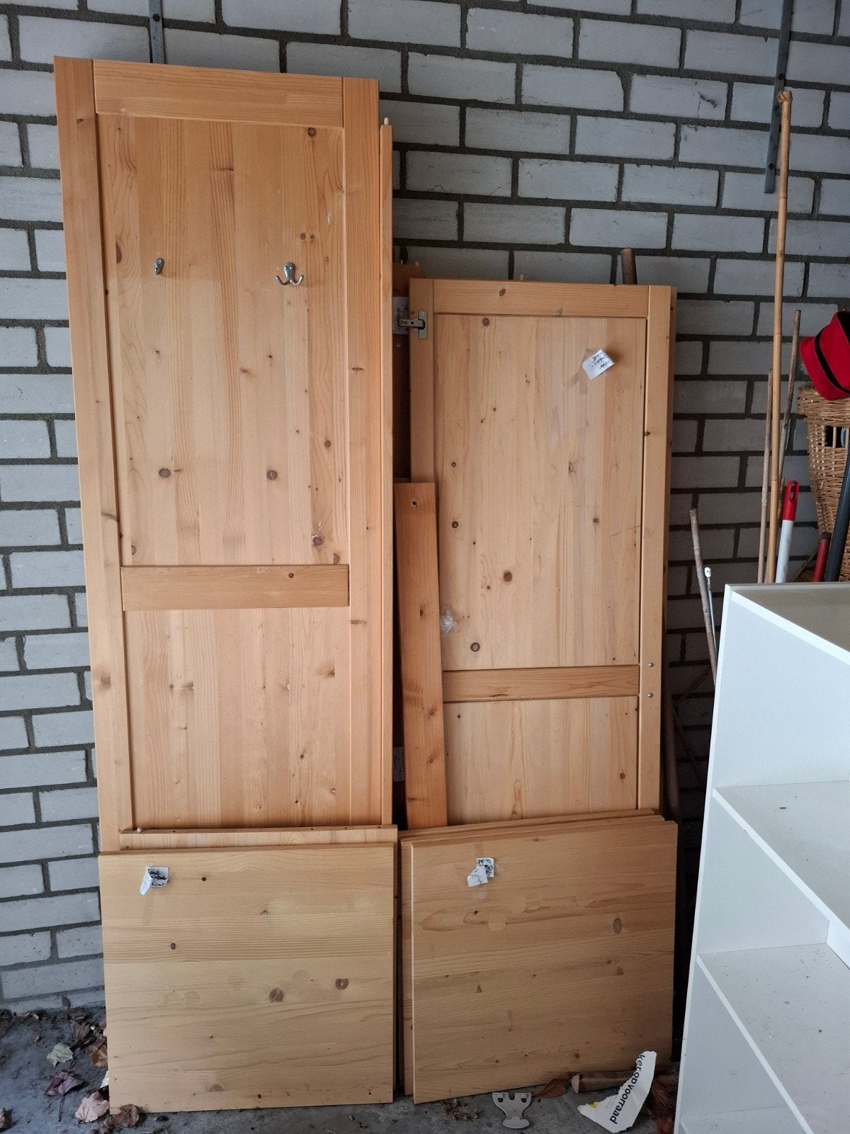 Gratis: grenen Ikea tweedeurs kledingkast - compleet en gaaf, Ophalen, 100 tot 150 cm, Zo goed als nieuw, 150 tot 200 cm