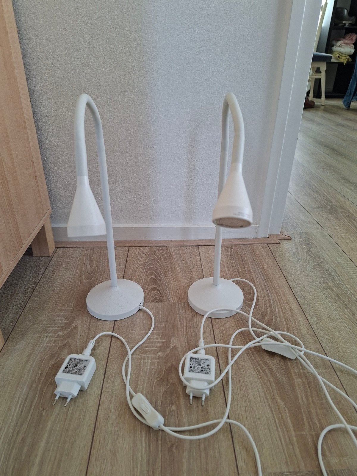 2x IKEA NÄVLINGE LED Bureaulampen - Wit, Zo goed als nieuw, Bureaulamp, Kunststof, LED verlichting, Ophalen of Verzenden