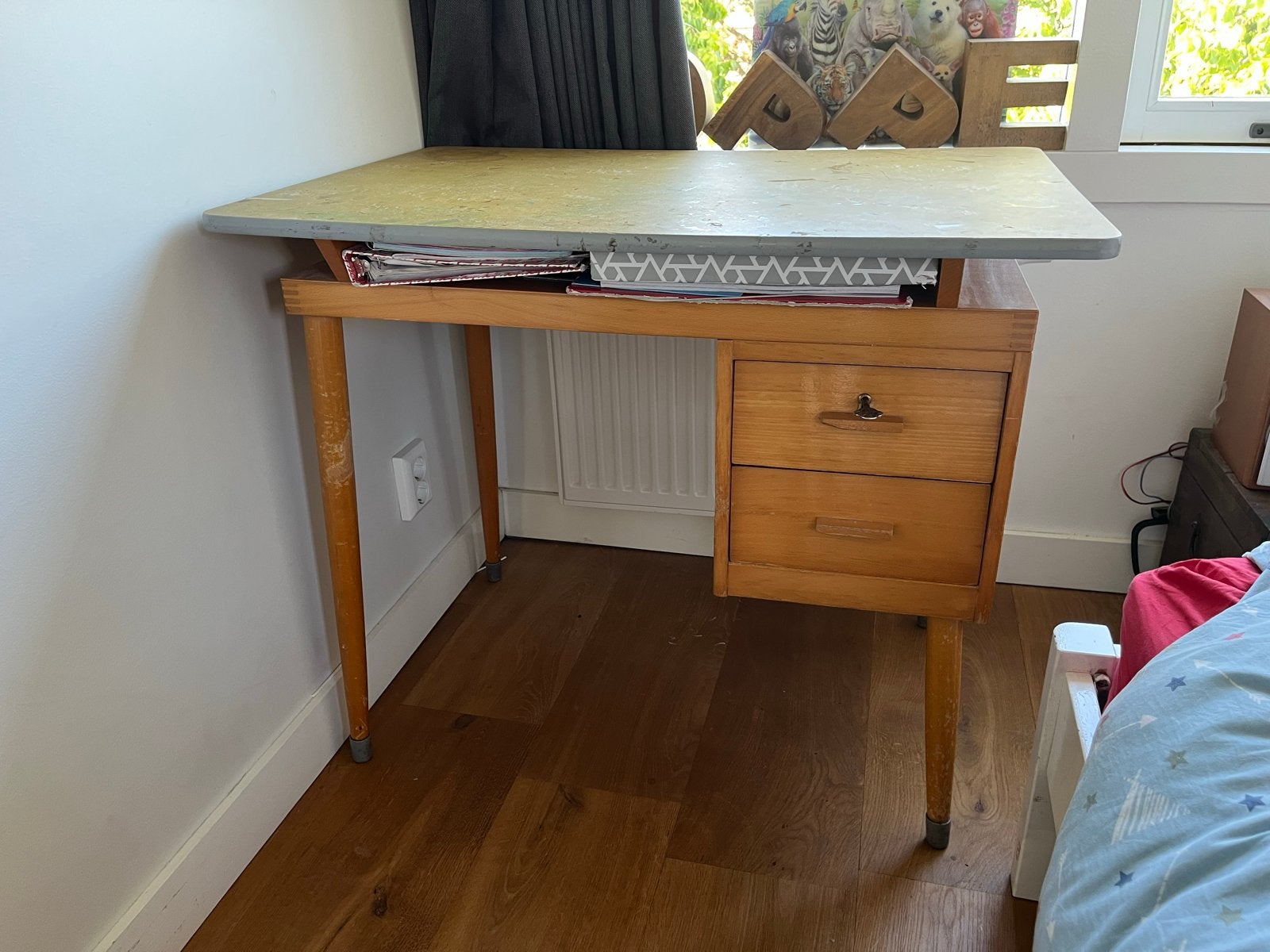 Vintage kinderbureau met lades met schilte stoel, Huis en Inrichting, Bureaus, Ophalen, Gebruikt, Kinderbureau, Overige merken