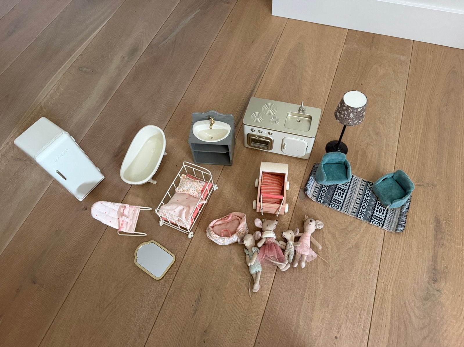Maileg muizen en poppenhuis meubels, Ophalen, Zo goed als nieuw, Poppenhuis