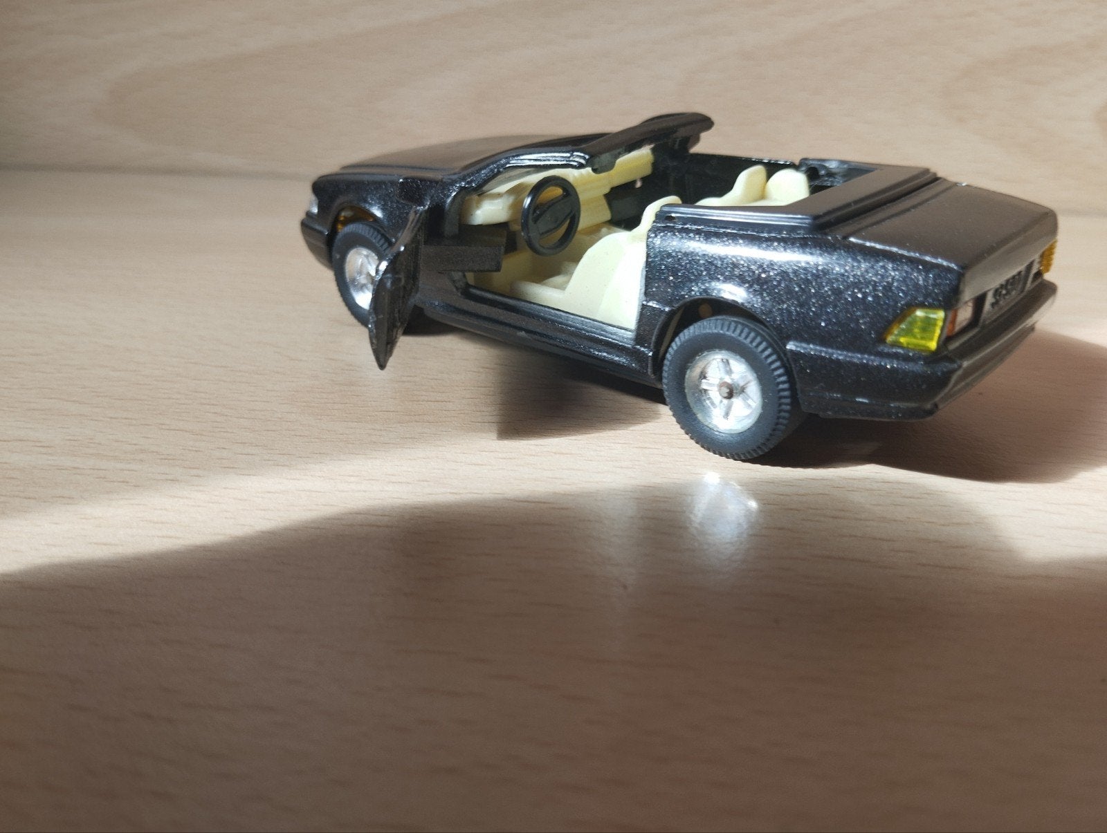 Zwarte klassieke Mercedes-Benz 500SL roadster 1:43, Ophalen of Verzenden, Zo goed als nieuw, Auto, Solido