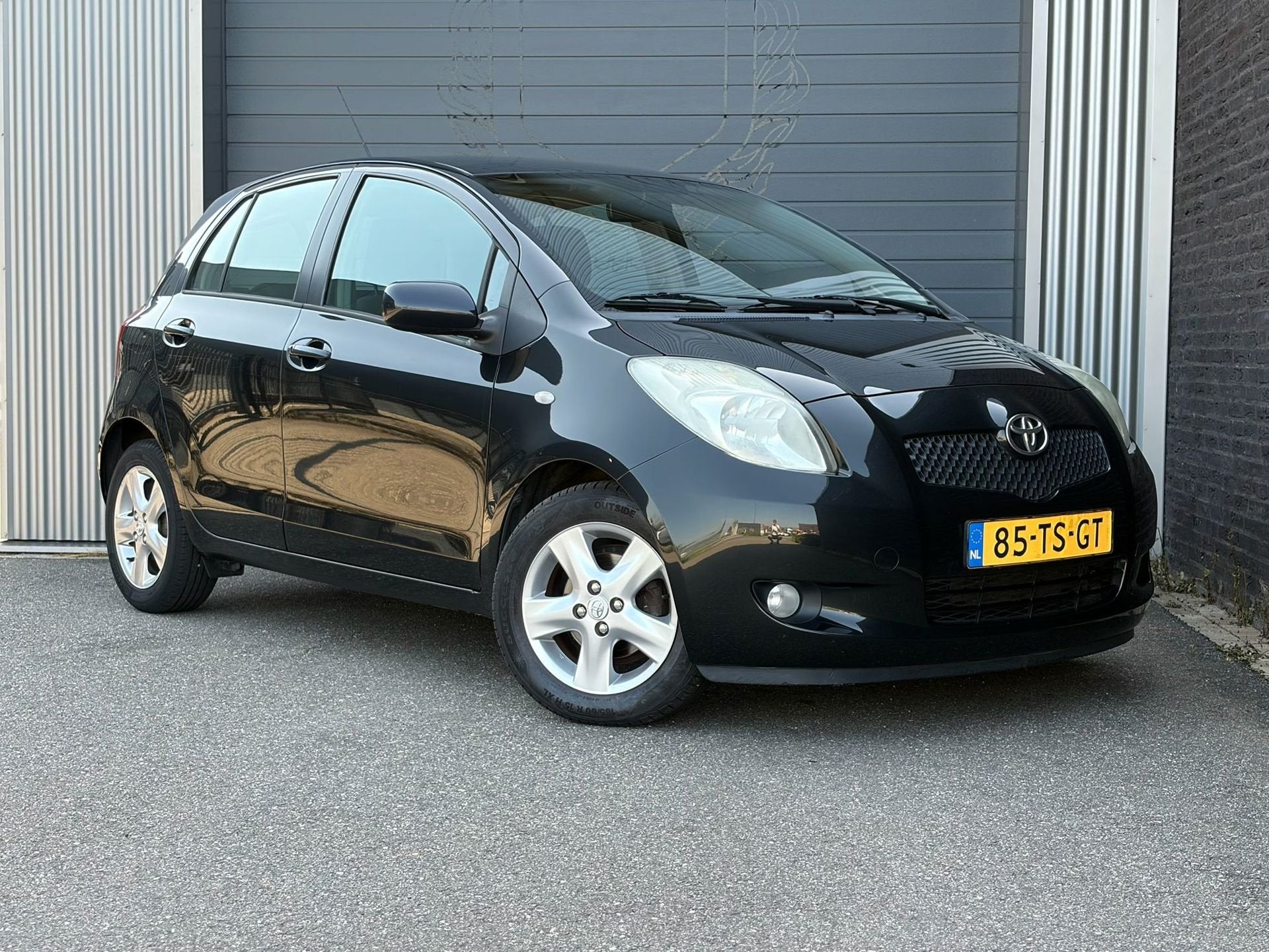 Toyota Yaris 1.3 VVTi Luna MMT Automaat|Ecc|Sensor, Stof, 750 kg, 4 cilinders, Zwart