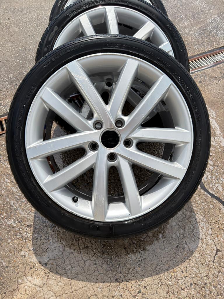 Lichtmetalen velgen met banden 225/40ZR18, Ophalen, 18 inch, Gebruikt, Banden en Velgen