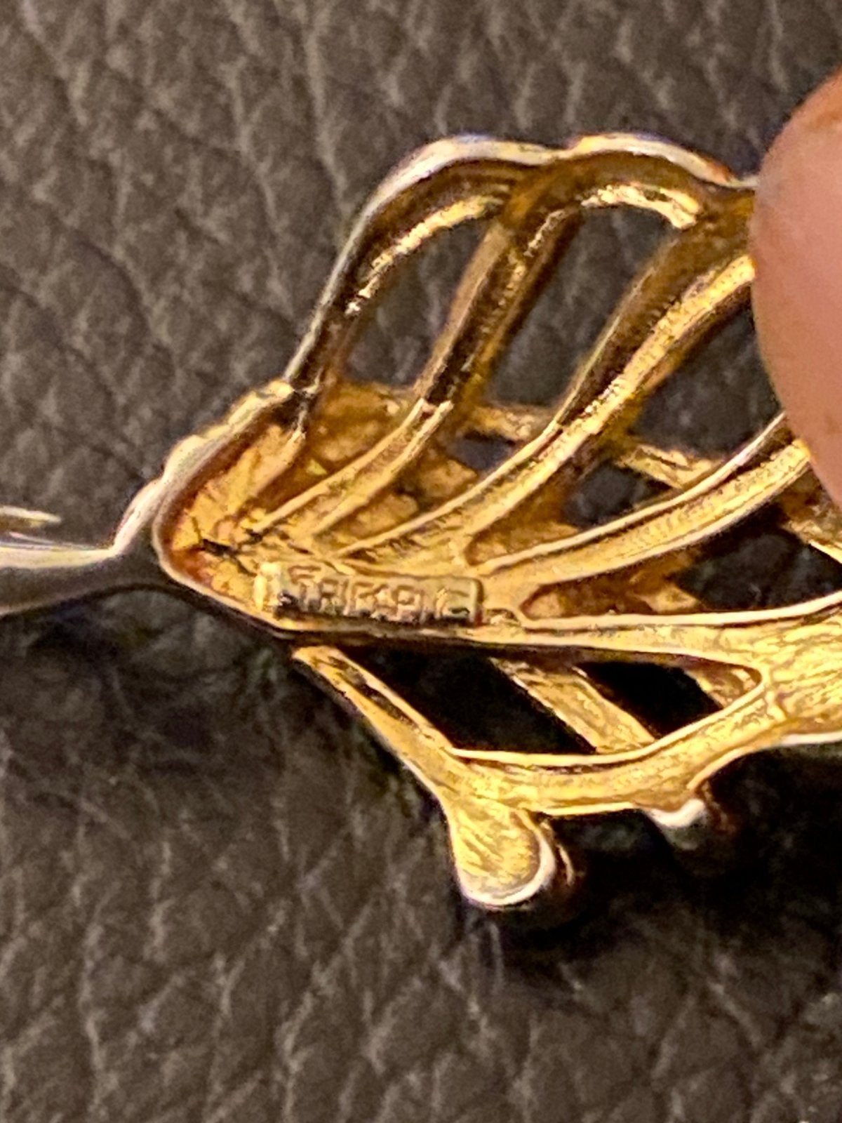 Trifari hanger goudkleurig, Sieraden, Tassen en Uiterlijk, Verzenden, Overige materialen, Overige merken