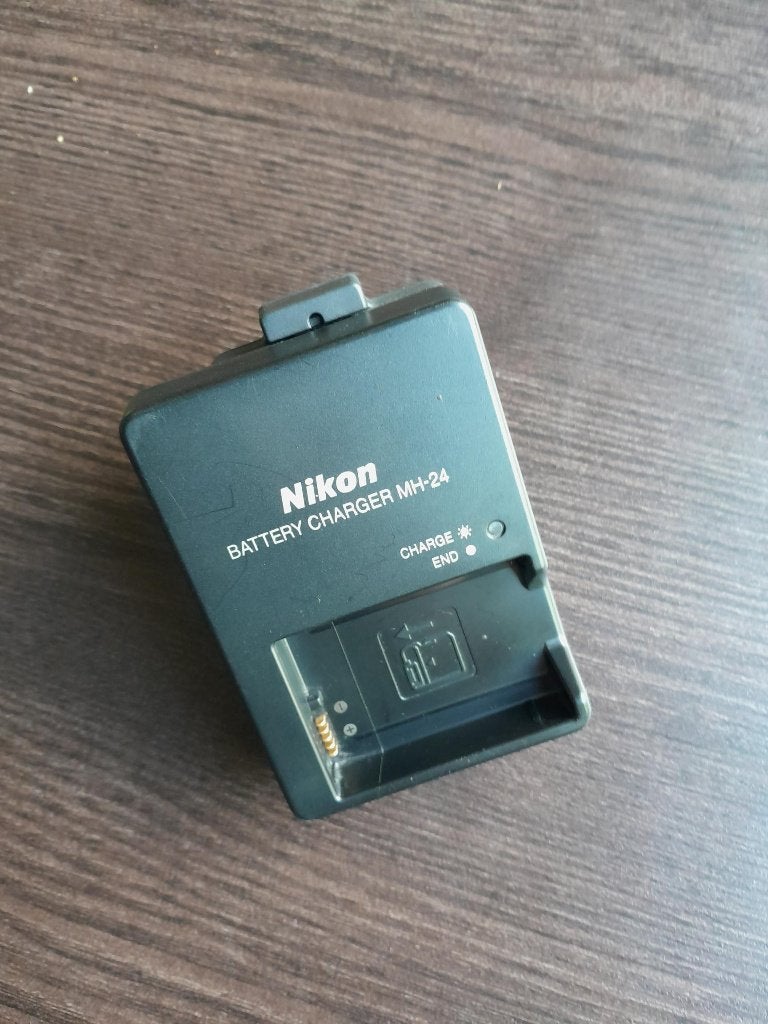 NIKON MH-24 voor EN-EL14 accu's, Ophalen of Verzenden, Zo goed als nieuw