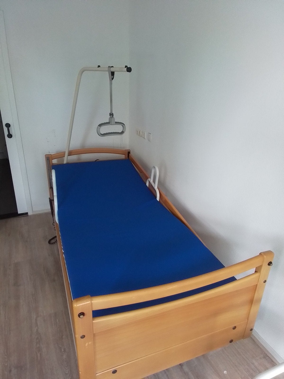 Verstelbaar ziekenhuisbed ( hoog laag bed) met matras, Diversen, Ophalen, Gebruikt