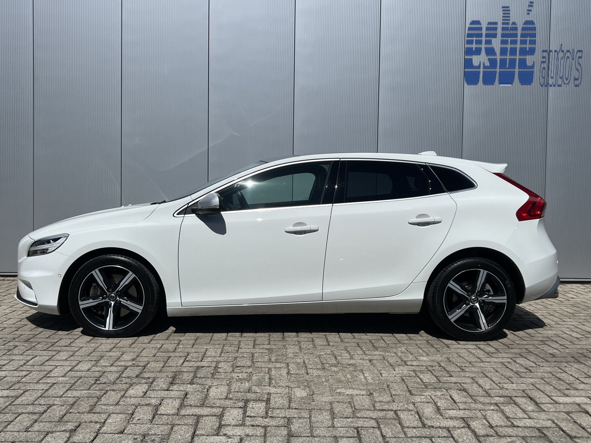 Volvo V40 1.5 T3 Automaat R-Design Polar + Sport Panoramadak, Auto's, Dealer onderhouden, 4 cilinders, Wit, Origineel Nederlands