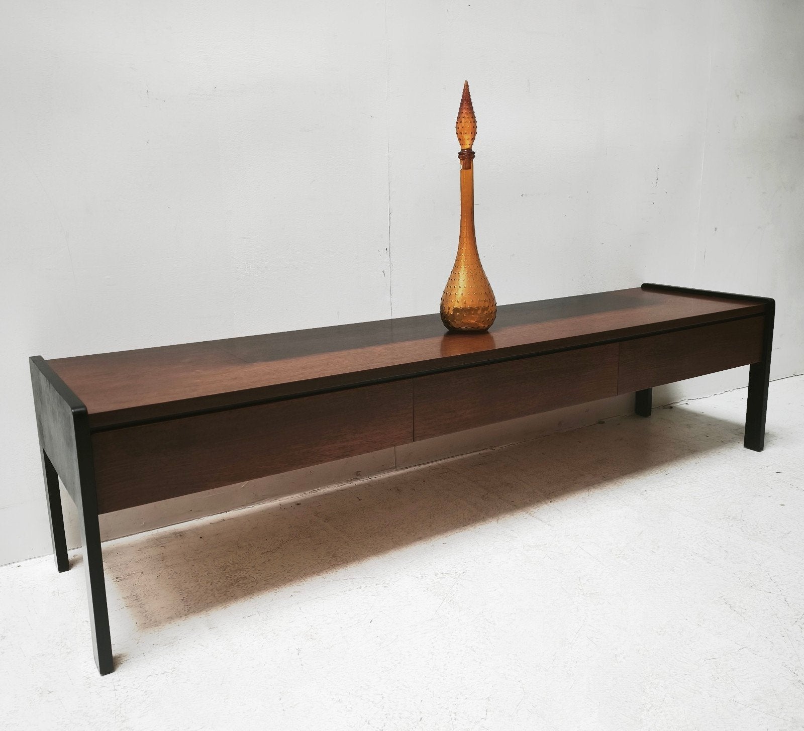 Laag vintage jaren 60 flat-screen dressoir, Ophalen, Gebruikt, 150 tot 200 cm, Met lade(s)