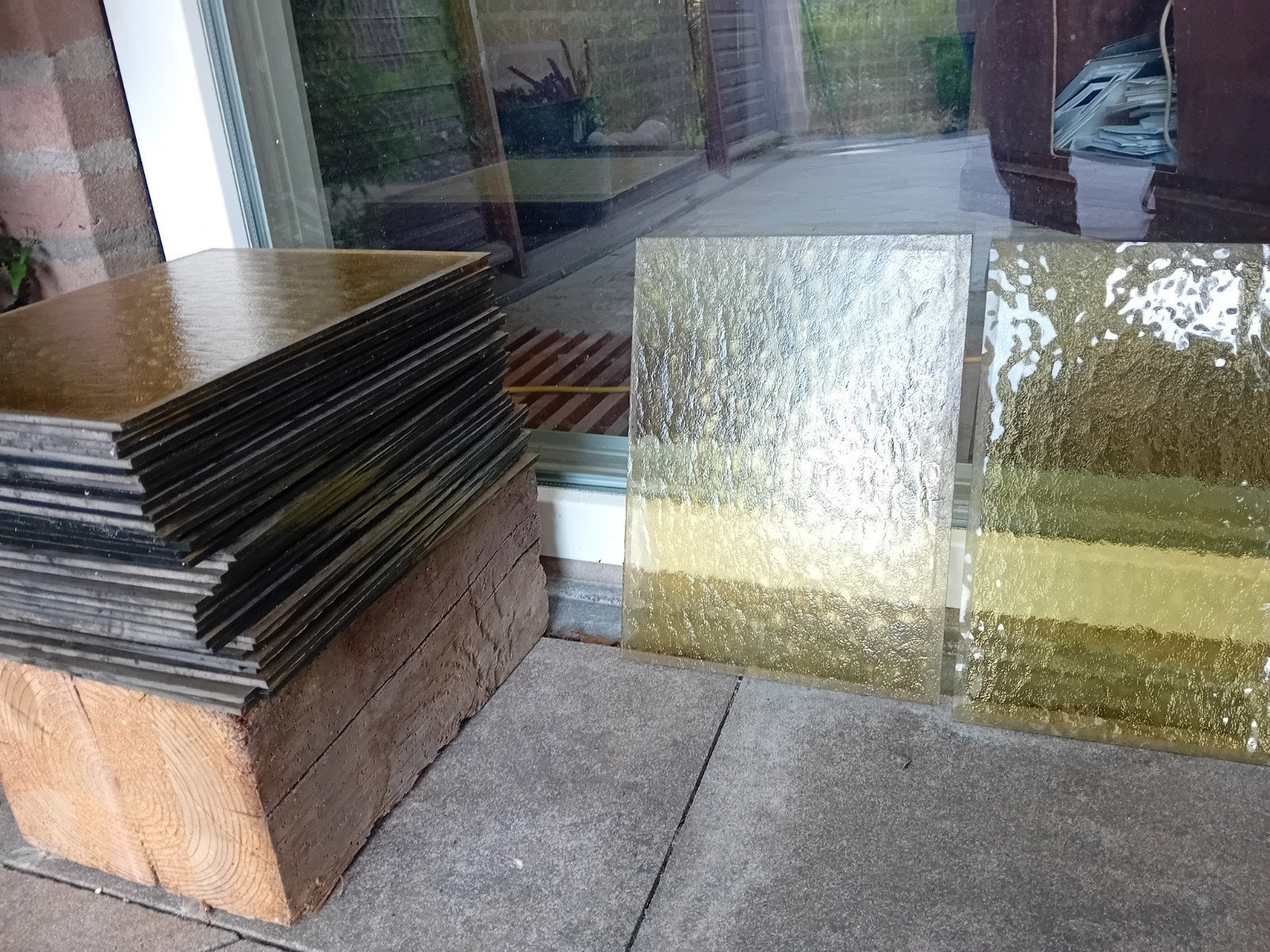 40 stuks antiek okergeel gewolkt glas 22.5x30.5 cm, Ophalen of Verzenden